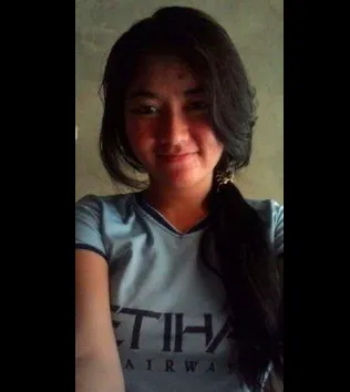 Jepang Viral Abg Muda Berkacamata Bulat Sedang Didongkrak dari Belakang Sambil Tersenyum Viral Viral Video